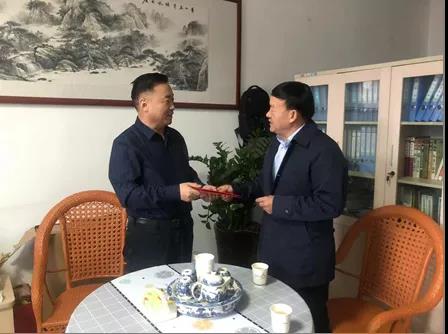 敦煌種業(yè)領(lǐng)導(dǎo)看望慰問公司老干部、老黨員及困難黨員職工