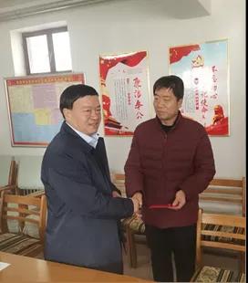 敦煌種業(yè)領(lǐng)導(dǎo)看望慰問公司老干部、老黨員及困難黨員職工